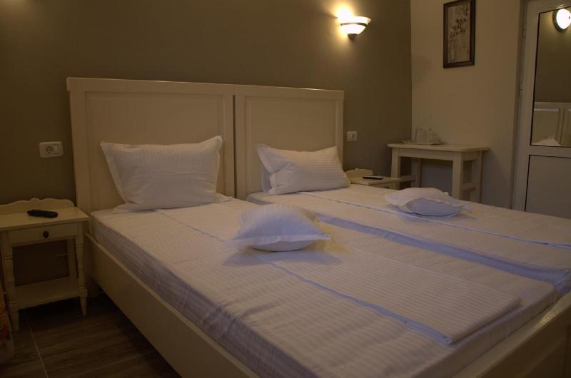 Twin Room image 1