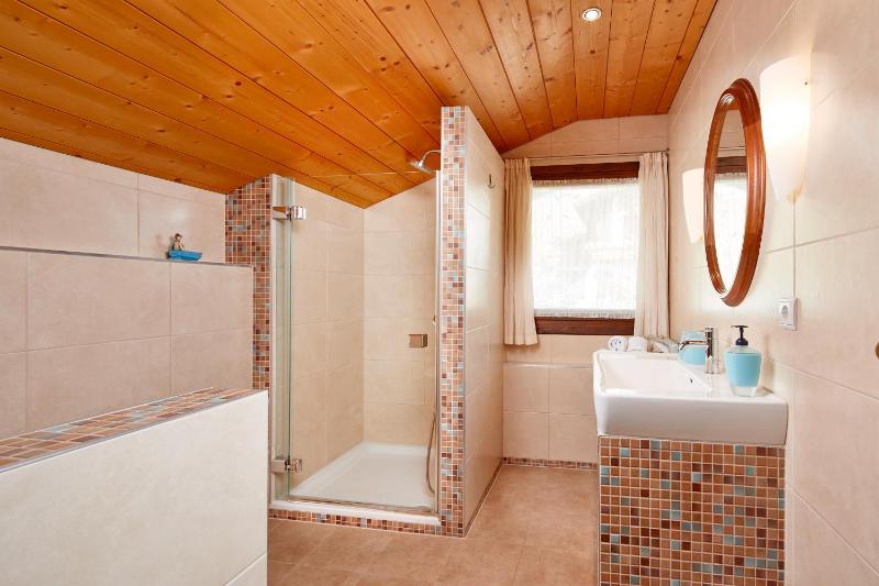 Five-Bedroom House image 3