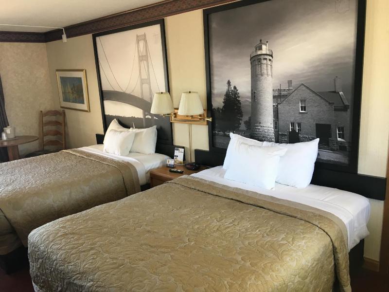 Queen Room with Two Queen Beds - Non-Smoking image 3