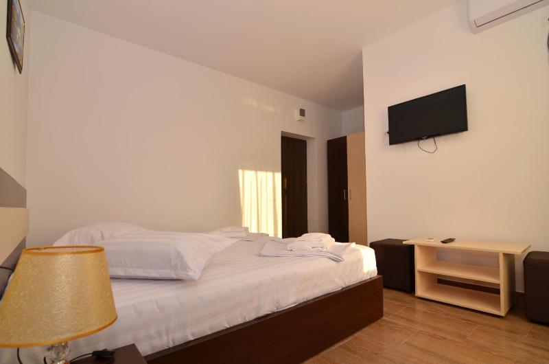 Twin Room with Balcony image 4