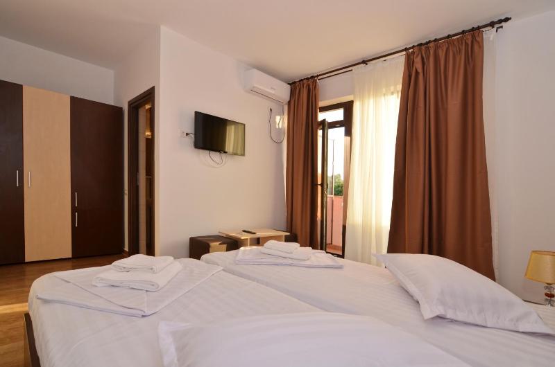 Twin Room with Balcony image 2