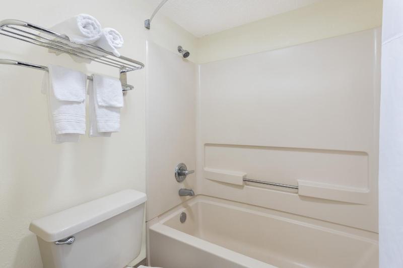 Deluxe Double Room with Two Double Beds - Non-Smoking image 4