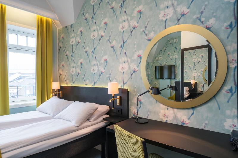 Standard Queen Room image 3