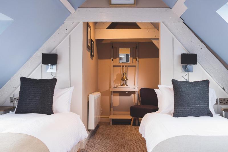 Twin Room image 3