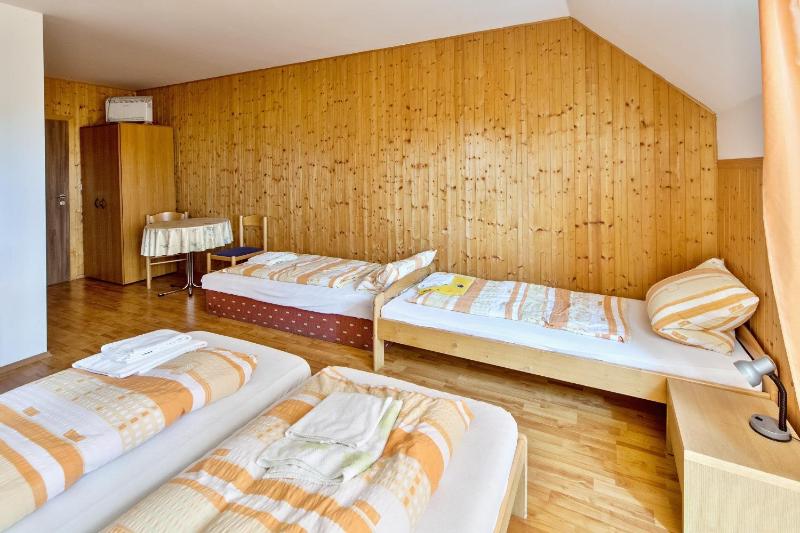 Quadruple Room image 4