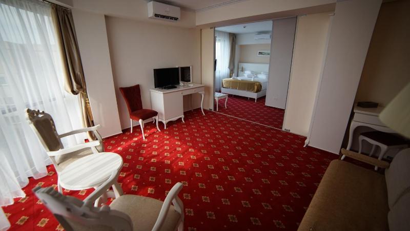 Junior Suite with Balcony image 4