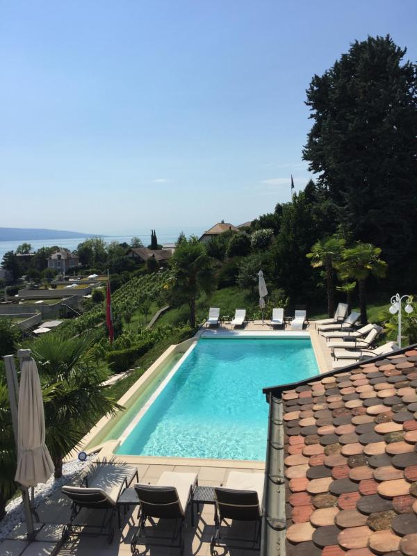 Riviera Beach | Studio with Partial Lake View image 2