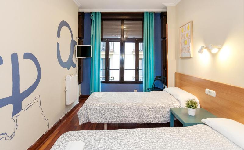 Standard Twin Room with Shared Bathroom image 2
