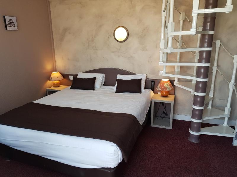 Hôtel Port Beach - image 13