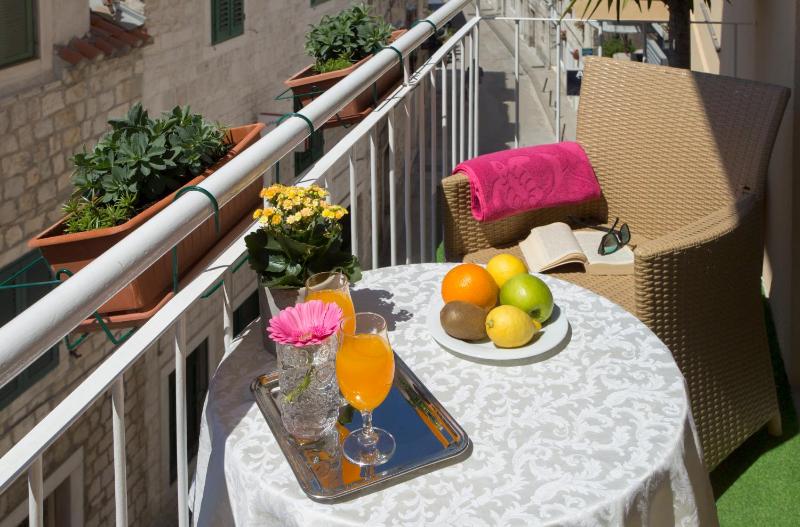 Superior Double Room with Balcony image 4