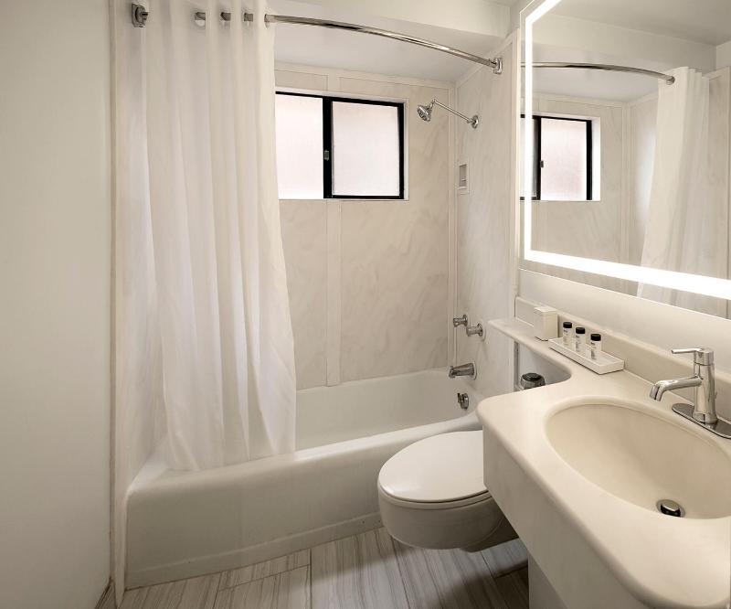 Oceanfront King + Queen Suite image 4