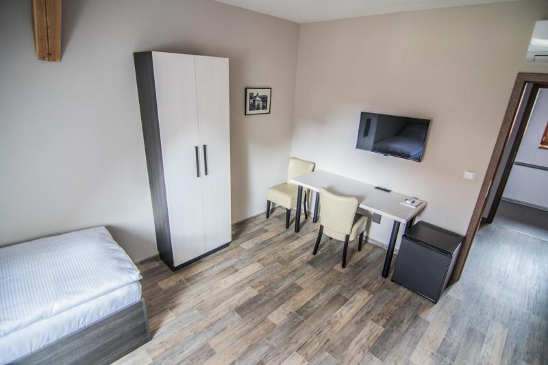 Twin Room image 3