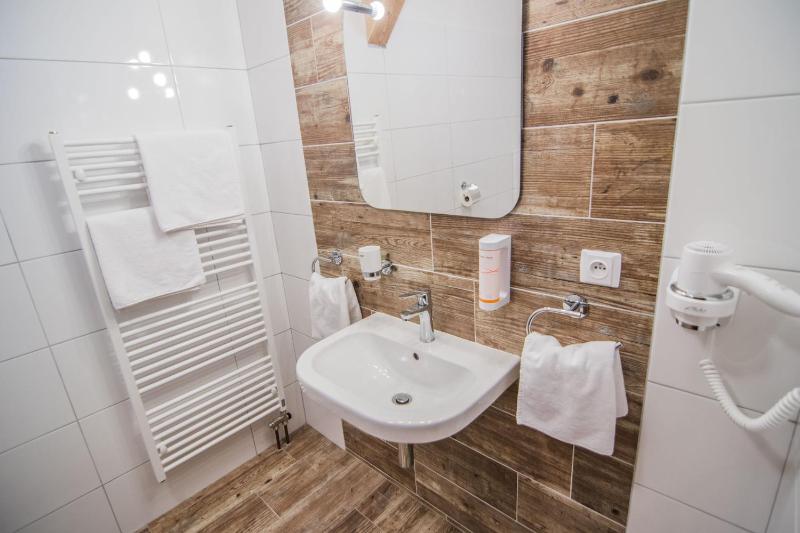 Twin Room image 2