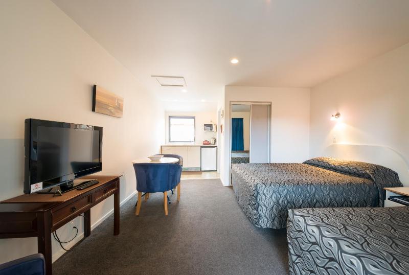 Triple Room with Queen and Single Beds image 2