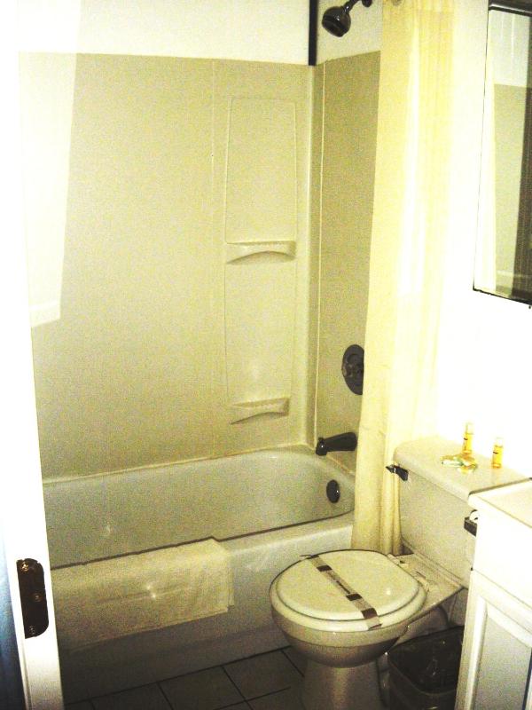 Queen Room image 2