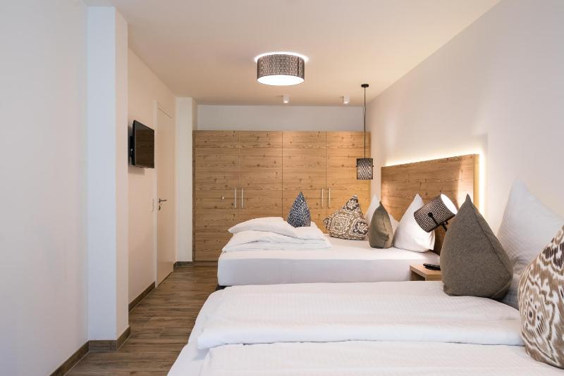 Deluxe Two-Bedroom Apartment image 4