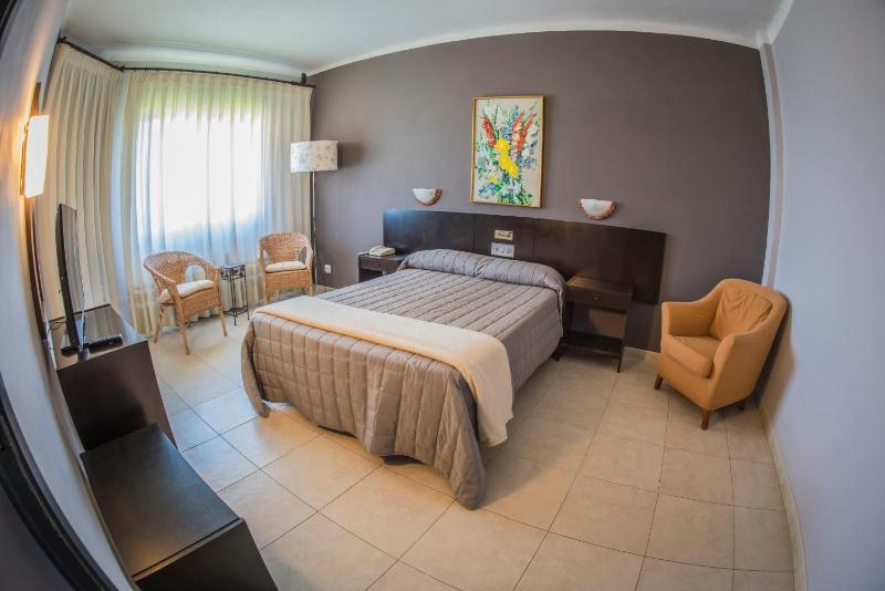 Twin Room image 3