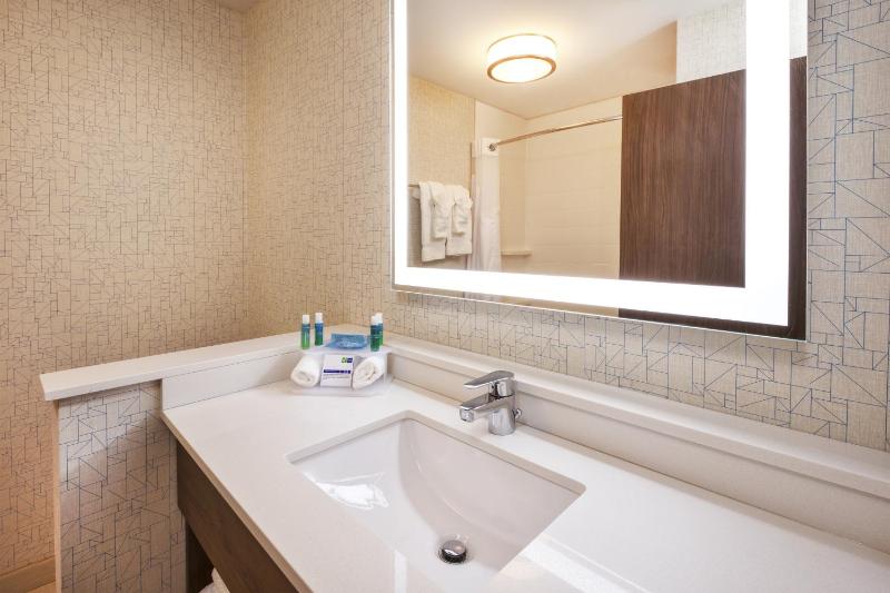 Standard Queen Room with Two Queen Beds and Mobility Accessible Tub image 3