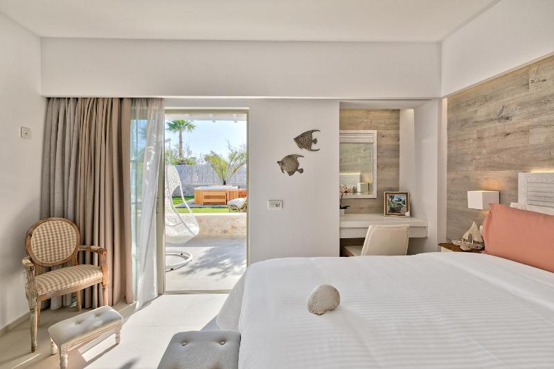 Honeymoon Suite with Jacuzzi image 4