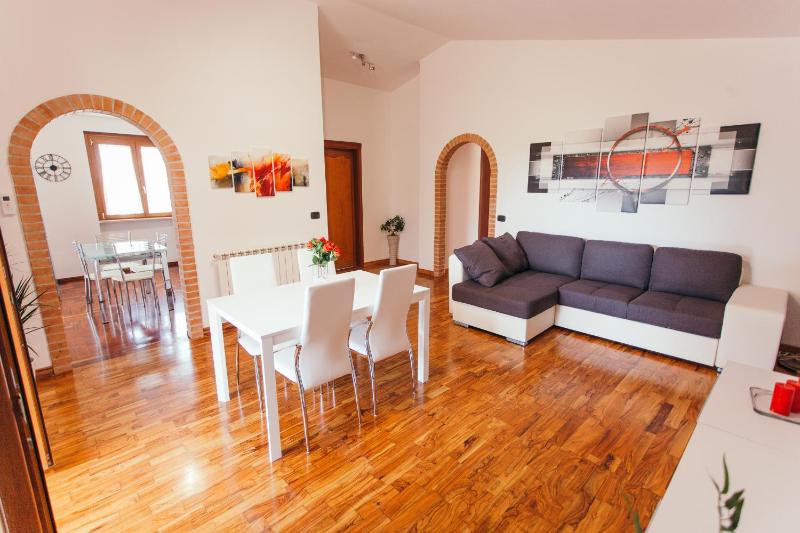 Domus Leonardo-Private Free Parking Images
