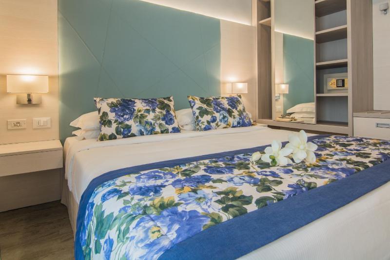 Triple Room with Side Sea View image 3