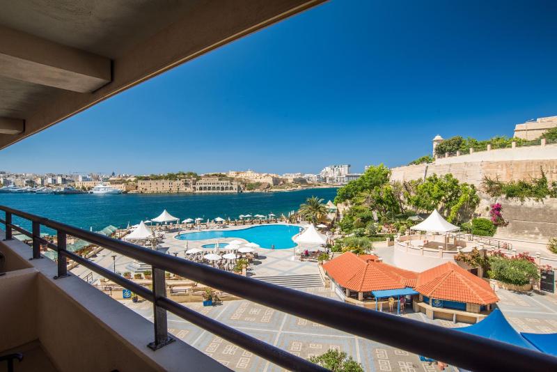 Deluxe Double or Twin Room with Partial Sea View image 4