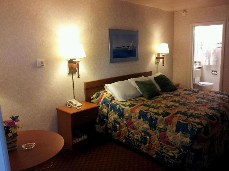 Town House Motel - image 15