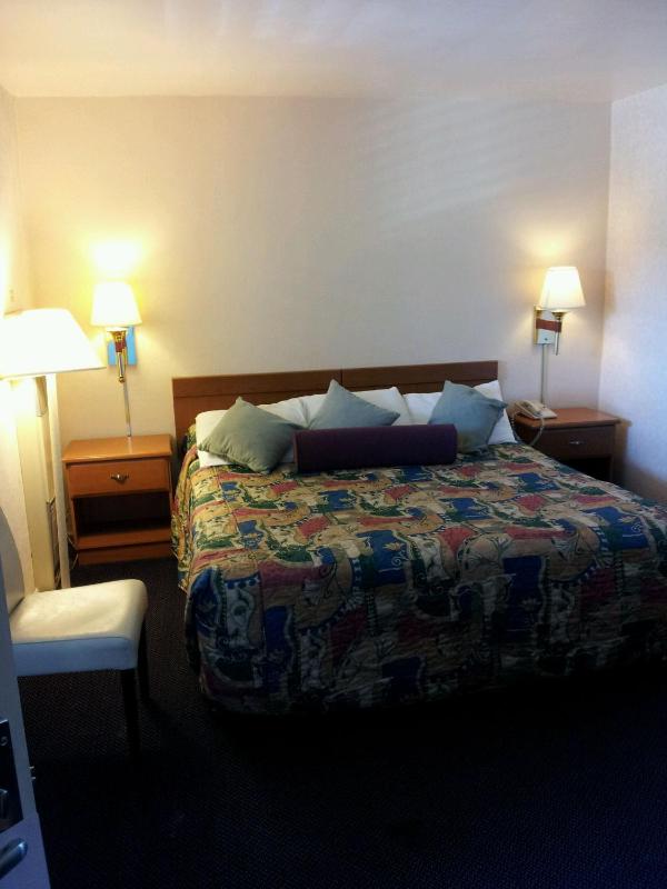 Town House Motel - image 8