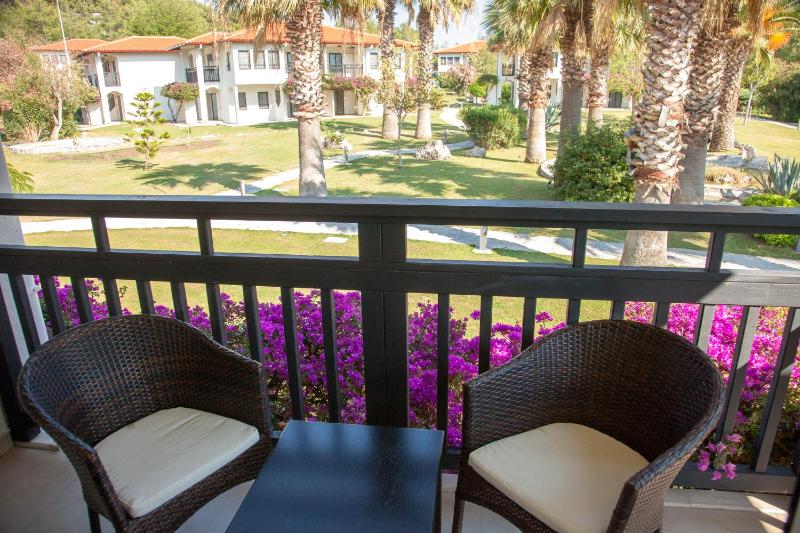 Standard Twin Room with Garden View image 3