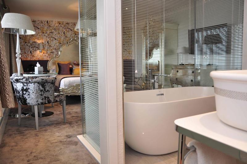 Luxury King Room image 2