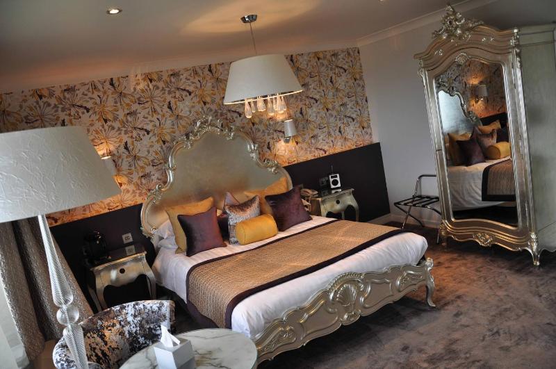 Luxury King Room image 3