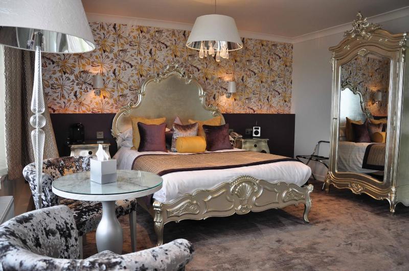 Luxury King Room image 4
