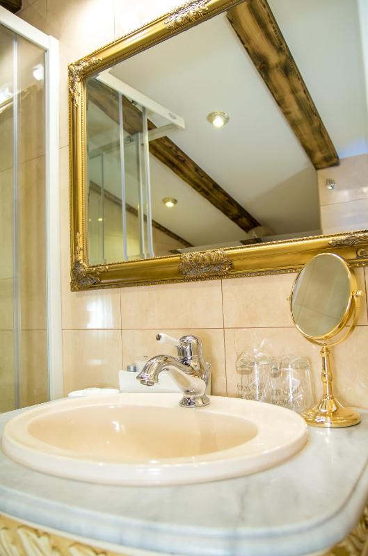 Deluxe Double or Twin Room with Balcony image 4
