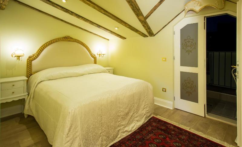 Deluxe Double or Twin Room with Balcony image 2