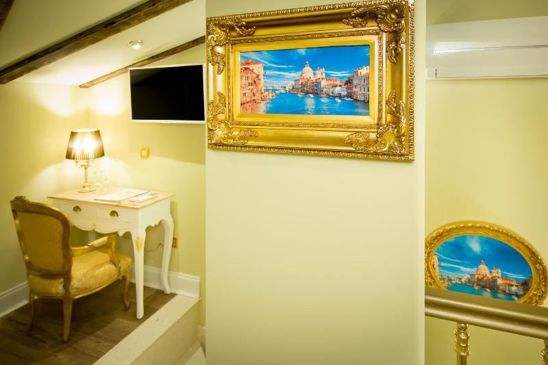 Deluxe Double or Twin Room with Balcony image 2