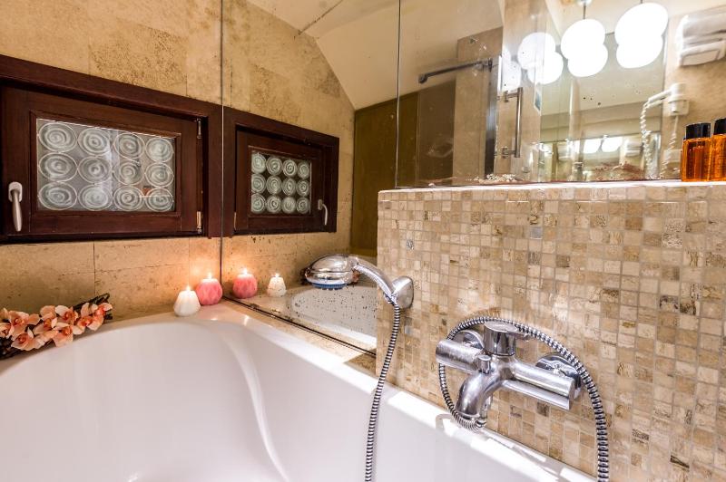 Queen Room - Ground Floor image 3