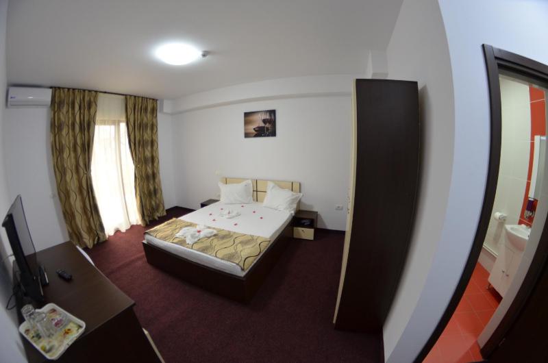 Double Room with Balcony image 2