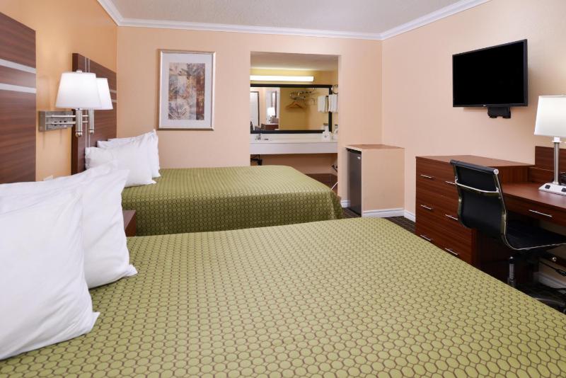 Queen Room with Two Queen Beds image 4