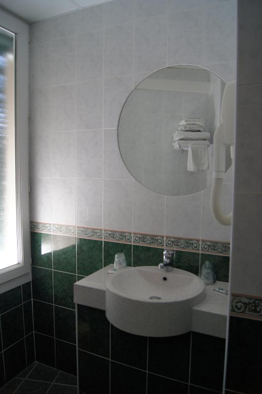 Twin Room image 4