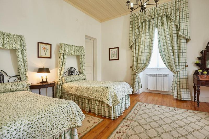 Twin Room image 4