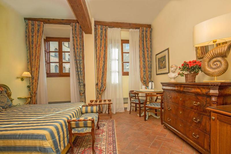 Deluxe Room image 3
