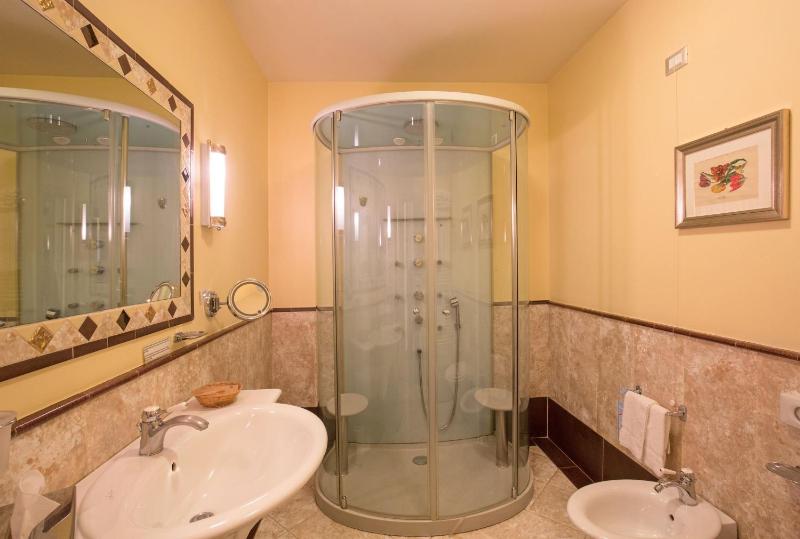 Deluxe Room image 2