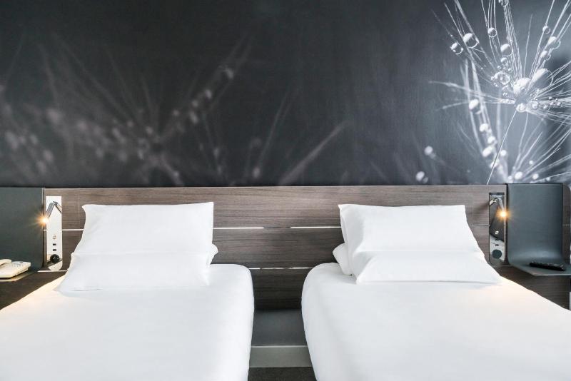 Comfort Room with Twin Beds image 4