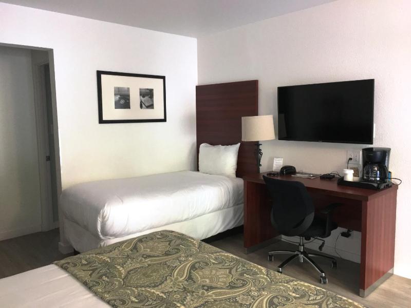 Standard Triple Room image 4