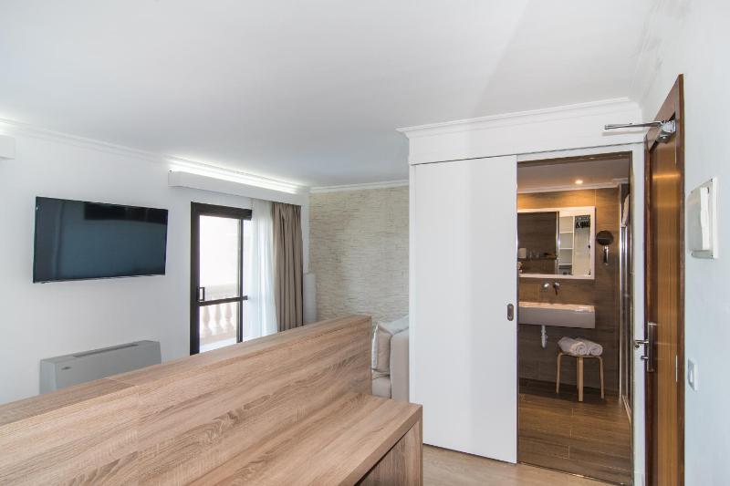 Junior Suite with Sea View image 2