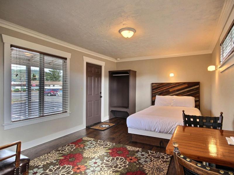 Queen Room image 3