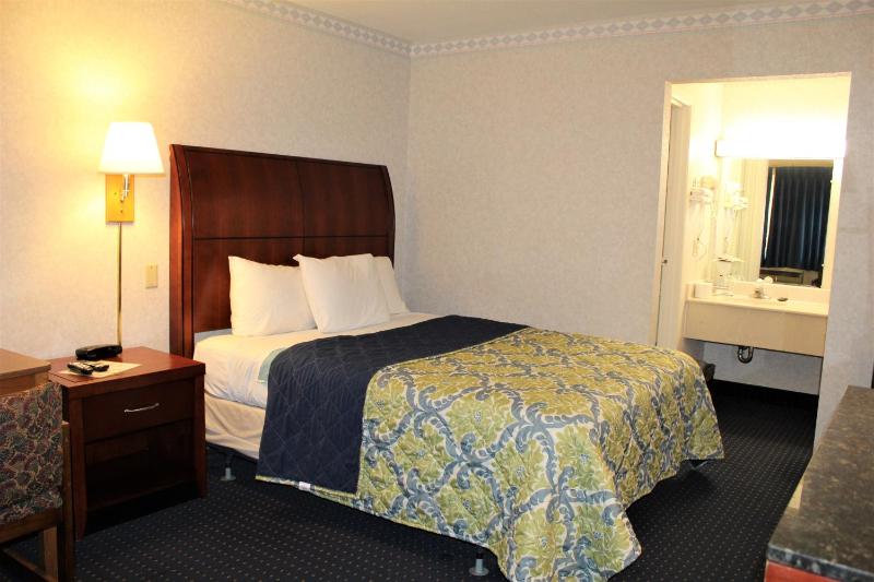 Queen Room image 2