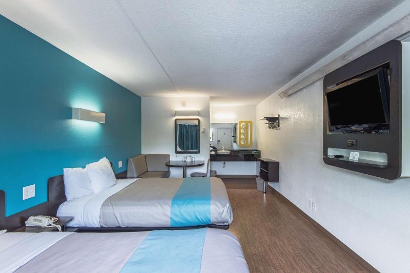 Quadruple Room - Non-Smoking image 2