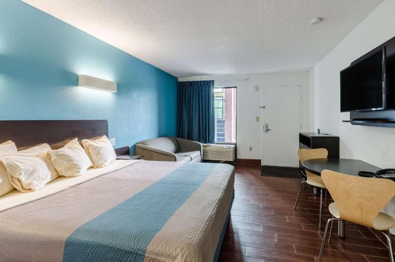Deluxe Double Room - Non-Smoking image 3