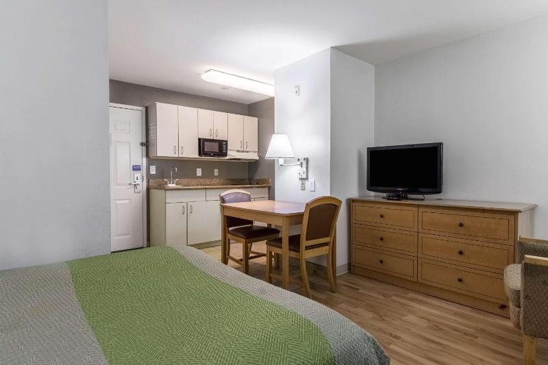 Deluxe Queen Room - Non-Smoking image 3